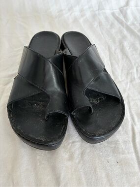 Black Women’s Slip-On Toe-Ring Sandals